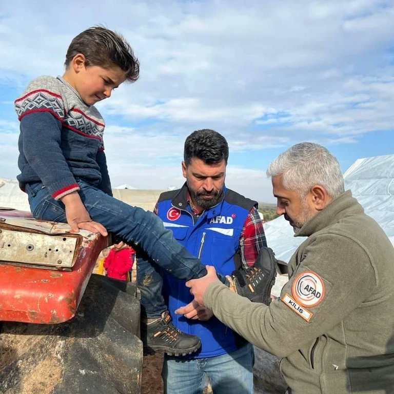 Yunus_Sezer_'s tweet photo. 📍 Zeytin Dalı Bölgesi 

AFAD'ımızla birlikte milletimizin merhametini mazlum coğrafyalara ulaştırmamızda daima yanımızda olan @andadernegi ve onların nezdinde tüm sivil toplum kuruluşlarımıza bir kez daha teşekkür ediyorum. https://t.co/DK4x4xtr4h