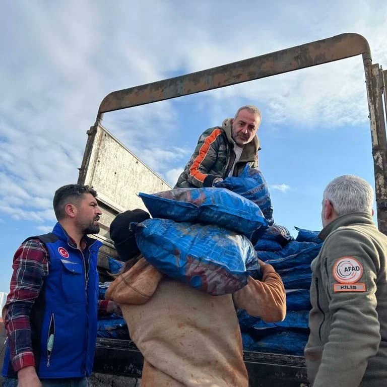 Yunus_Sezer_'s tweet photo. 📍 Zeytin Dalı Bölgesi 

AFAD'ımızla birlikte milletimizin merhametini mazlum coğrafyalara ulaştırmamızda daima yanımızda olan @andadernegi ve onların nezdinde tüm sivil toplum kuruluşlarımıza bir kez daha teşekkür ediyorum. https://t.co/DK4x4xtr4h