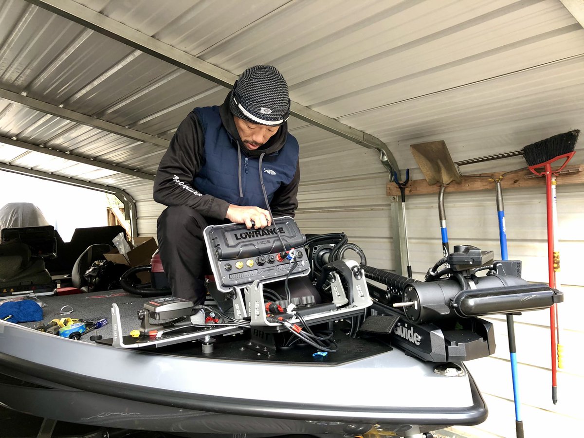 ShinFukae's tweet image. Working on the new office. 新邸リギング中。@LowranceFishing #HDSLIVE12 #ActiveTarget #MotorGuide @motorguide_jp #TourPro #BassBoatTech @thmarineteam #Hydrowave @BassCatBoats @SdgMarine @AftcoFishing