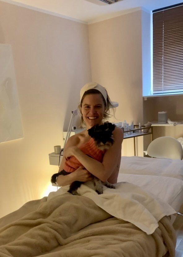 MsWendellTweets's tweet photo. My dog went with me to the aesthetician today 😍 https://t.co/JWcciyQ2ai