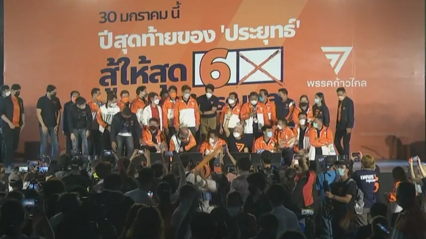 sirotek's tweet photo. "พิธา" ปราศรัยบนเวทีเลือกตั้งซ่อมหลักซึ่งก้าวไกลส่ง "เพชร กรุณพล" ลั่นทำรัฐสวัสดิการหาก "ก้าวไกล" เป็นรัฐบาล เปลี่ยนงบกองทัพเป็นงบประชาชน รัฐสวัสดิการให้คนทุกกลุ่ม เงินเลี้ยงดูเด็กแรกเกิดอายุ 0-6 ปี เด็กอายุ 7-12 ต้องได้รับเงินสนับสนุนการเรียน ผู้สูงอายุได้เงินบำนาญ ลดนายพลลง 25% https://t.co/r7dEzO8xKp