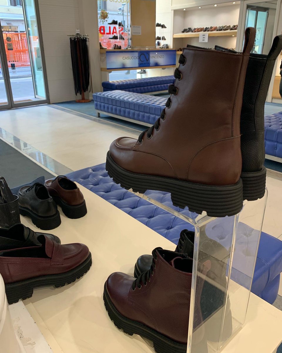 clow82's tweet photo. #aversa e la zona di #grumonevano sono il distretto calzaturiero del napoletano che realizza circa il 50% della produzione totale di #scarpe #madeinitaly 
Nelle #foto le #calzature #casuccio https://t.co/WJPlRcmPRb