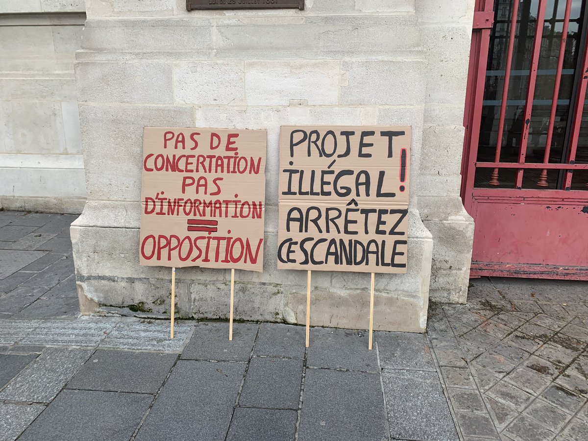 Kazansky1's tweet photo. #CNEWS #defendonsparis la pression monte dans le #Paris20 face a la dictature du maire https://t.co/PTYjIwJNLP