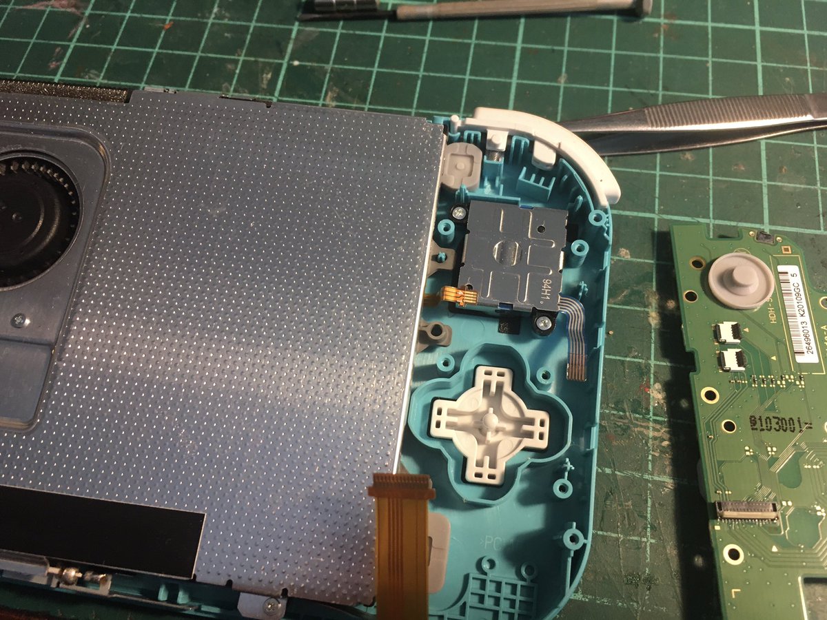 #MetroidDread I almost passed this Metroid, but left joystick died. Time to replace it with a new one )