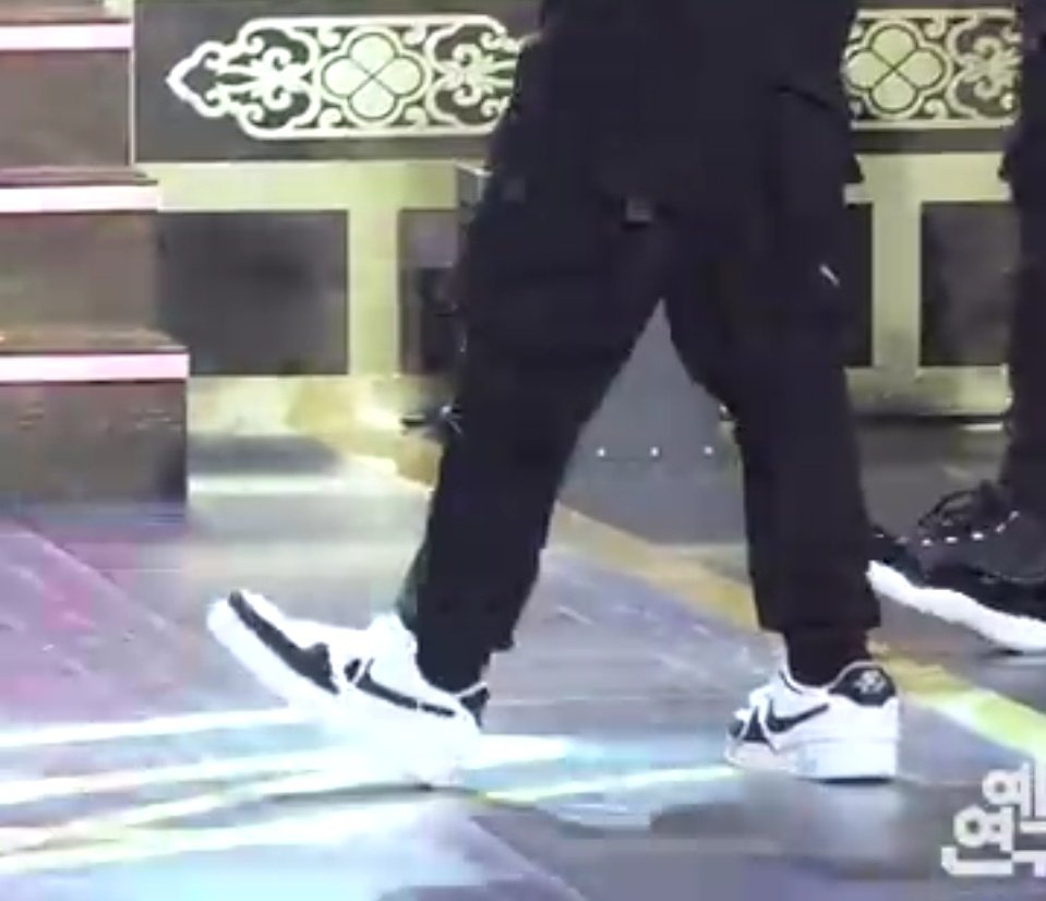 chococherrychan's tweet photo. Pls help, I'm trying so hard to find the exact air force 1s that chan wore😭 #StrayKids #Thunderous https://t.co/9N0aFGtuW7