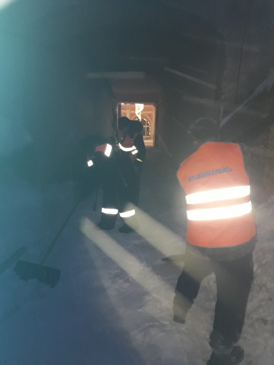 А снег не знал и падал❄️❄️⛄️ Уборка дворов. 22.01.22. <a href="/rradyukov/">Роман Радюков</a> <a href="/AdmSamRna/">Администрация Самарского внутригородского района</a>