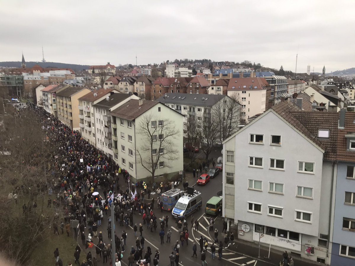 ma_kuse's tweet photo. Bei Demo vorm #SWR wird gegen Medien gehetzt. Redner glaubt offenbar, Sender sei gesteuert, und dass es die GEZ noch gebe… 
„Lügenpresse“-Rufe. 
Abstände und Maskenpflicht werden offensichtlich nicht eingehalten. #s2201 #Stuttgart https://t.co/WTwuaayx2J