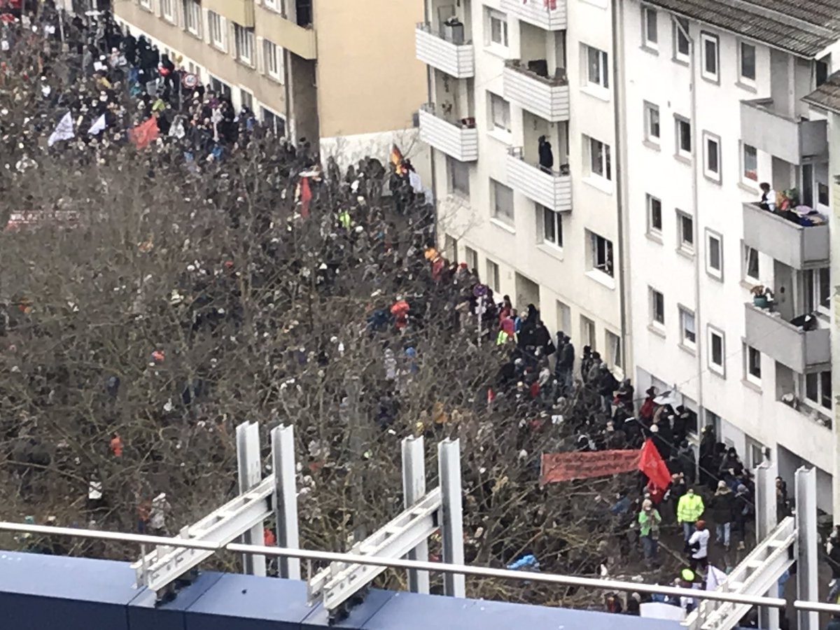 ma_kuse's tweet photo. Bei Demo vorm #SWR wird gegen Medien gehetzt. Redner glaubt offenbar, Sender sei gesteuert, und dass es die GEZ noch gebe… 
„Lügenpresse“-Rufe. 
Abstände und Maskenpflicht werden offensichtlich nicht eingehalten. #s2201 #Stuttgart https://t.co/WTwuaayx2J