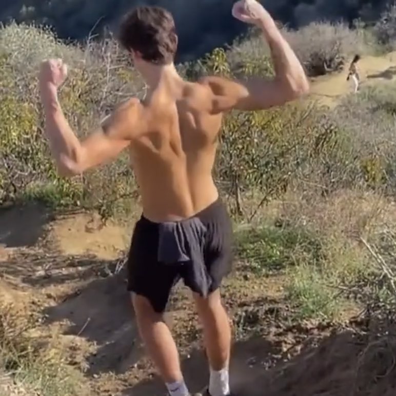 RAULFEATURES's tweet photo. shawn mendes out on a hike😵💫 https://t.co/E5p3WfWPAD