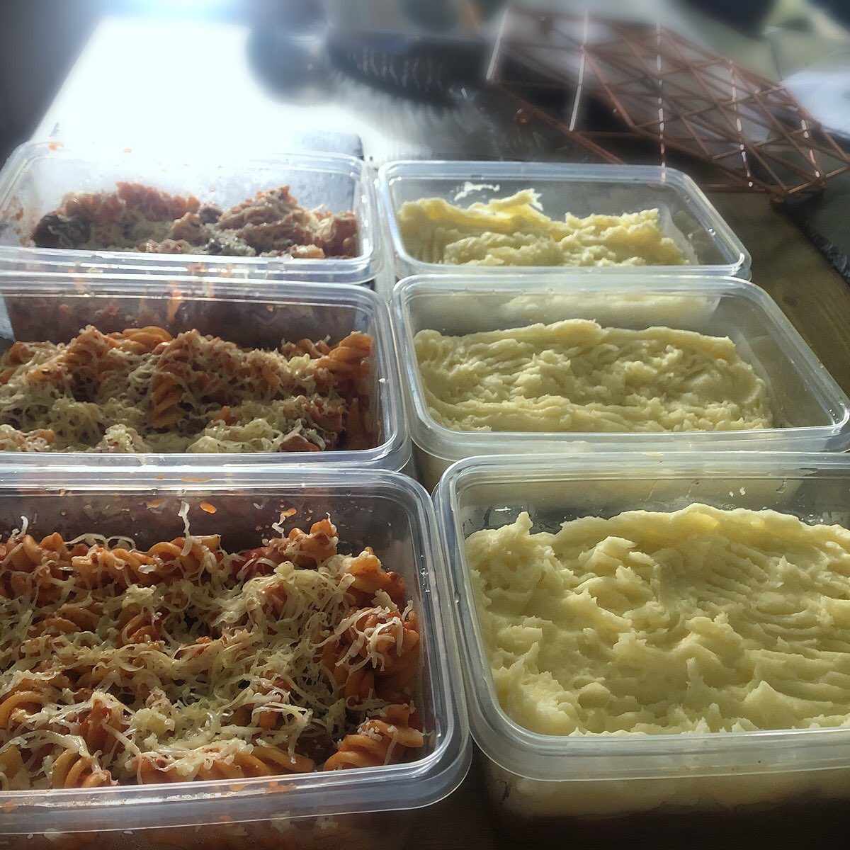 RabbitH79378849's tweet photo. Productive morning. Batch cooked some healthier alternatives to the ready meals. Lean Shepherd’s Pie with hidden Veggies 🥕(mwahahaa) and Mini Meatballs and Pasta in Tomato & Roast Pepper Sauce #batchcooking #LowSodium #FreezerFood #NoPreservatives #healthy https://t.co/BPTA7uAfop