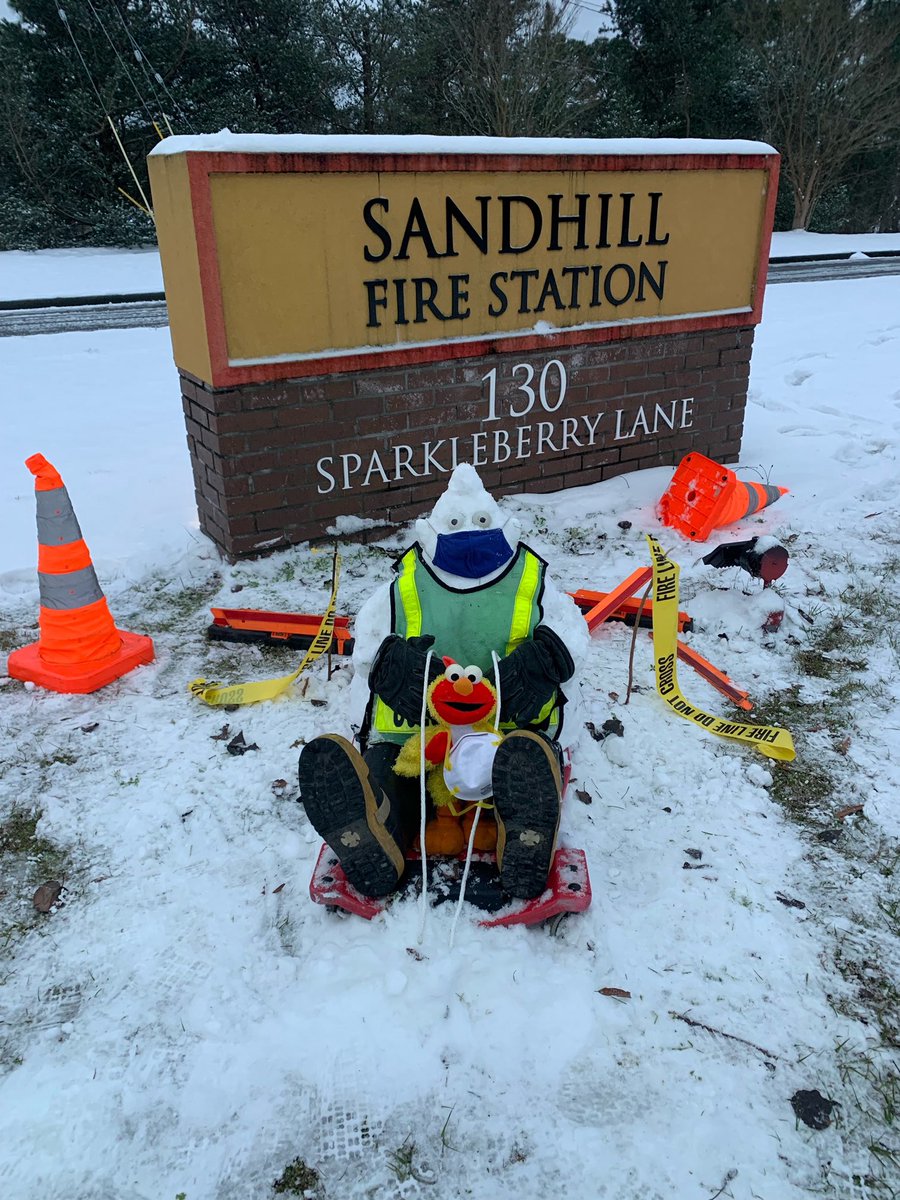 JudiGatson's tweet photo. GMโ๏ธ
Take a ๐ at these snow totals from #WIS10 Sunrise ๐ Meteorologist @AdamClarkWIS this morning.
Also, some snow art from @ColaFire Station 24 reminding everyone to drive ๐ safely & watch out for icy, slick๐งspots on the roads.#SCwx #SCsnow https://t.co/9XSf2hyClQ