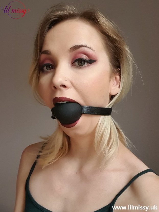 What a fantastic ball gag selfie from @lilmissy_uk. 