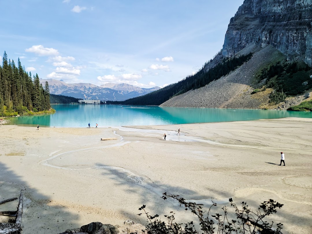 zqureshi_'s tweet photo. Unpopular side of lake Louise. I miss Banff ❤️😍 https://t.co/2LE4VTBUWf