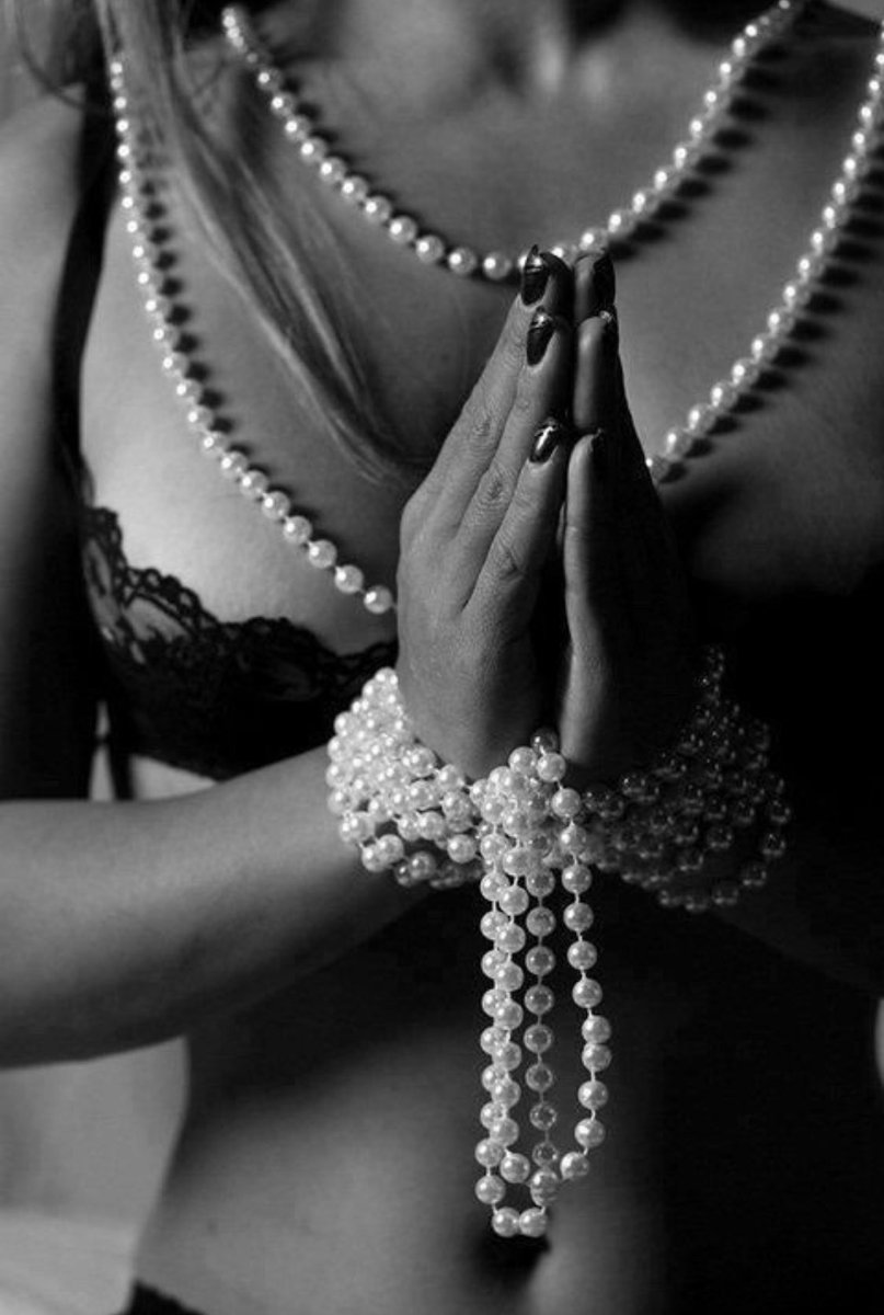 июнь массаж фото. девушка с жемчугом. массаж камнями. ручной массаж. массаж горячими камнями.