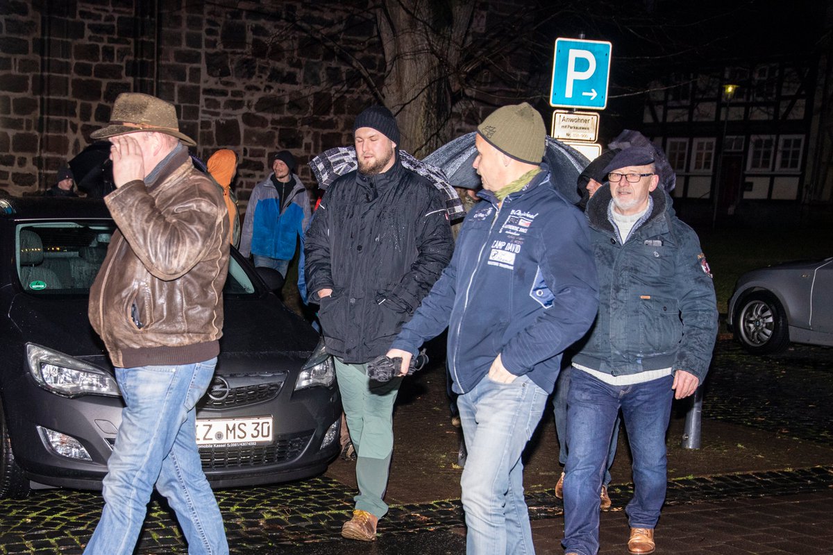 doku_nKuhn's tweet photo. Am Montag 17.01. fand in #Witzenhausen ein #CoronaVirus verharmlosender Aufmarsch mit etwa 60 TN statt. Angeführt wurde Aufzug von rechten #Rechtsanwalt Otto Baumann, #Vorsitzender Reservistenkameradschaft Werra #Gertenbach. 57 Fotos: https://t.co/ivffSsbeuY https://t.co/NflvLjTPcn