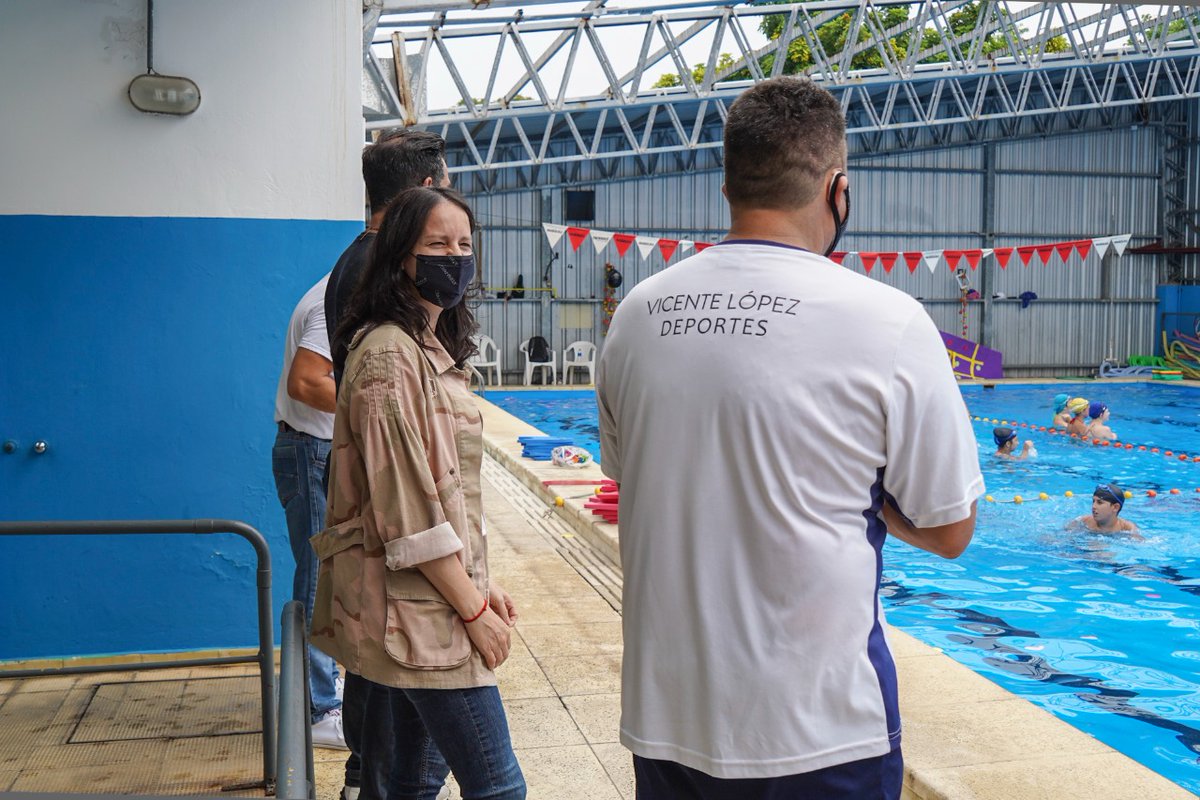 VivamosVL's tweet photo. Los chicos y profes de la colonia de verano que se desarrolla en el Polideportivo de Villa Adelina recibieron la visita de @soledadmartinez. Este año son más de 3.200 los chicos que disfrutan de actividades recreativas en Vicente López. https://t.co/uPcCgVkxym