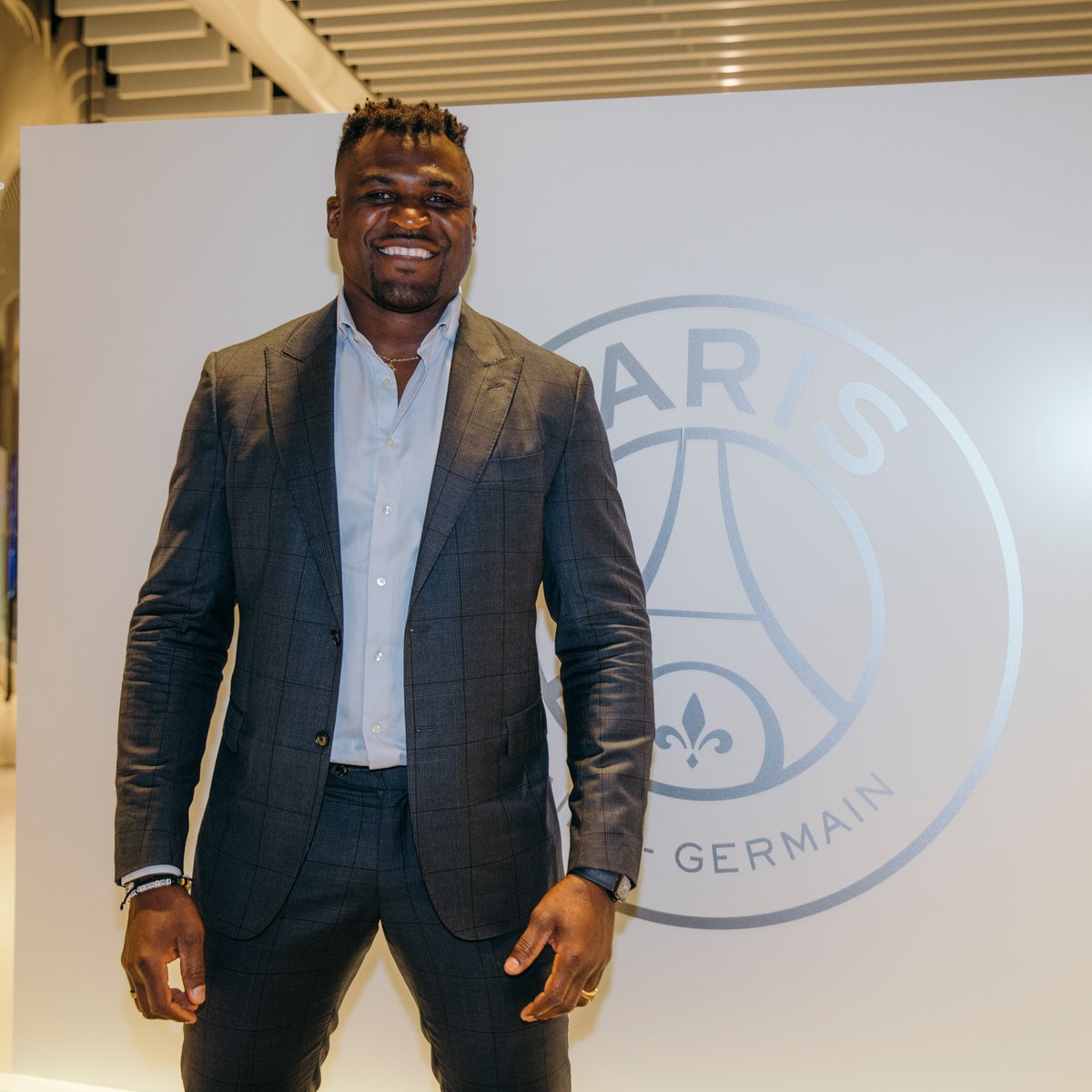 PSG_inside's tweet photo. 🤜⚡️🤛 @ufc 

Le @PSG_inside souhaite un bon combat à @francis_ngannou et @ciryl_gane cette nuit à l'#UFC270 ✊🟥🟦 https://t.co/POpmNulsPA