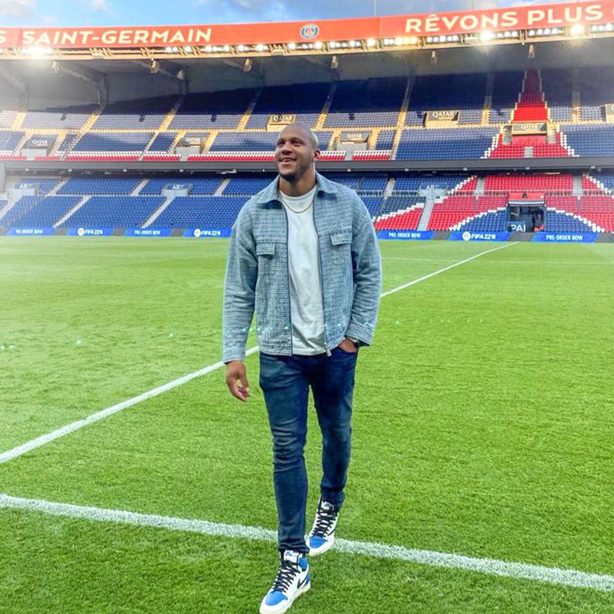 PSG_inside's tweet photo. 🤜⚡️🤛 @ufc 

Le @PSG_inside souhaite un bon combat à @francis_ngannou et @ciryl_gane cette nuit à l'#UFC270 ✊🟥🟦 https://t.co/POpmNulsPA