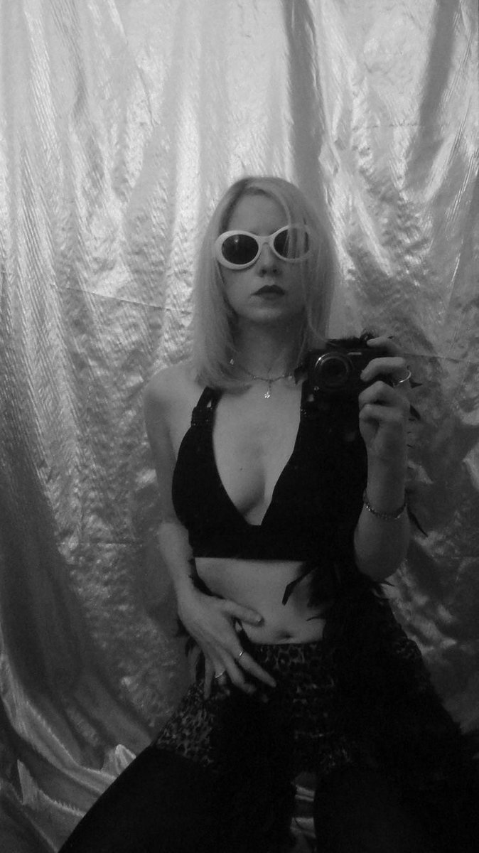SamTheDrecker's tweet photo. Kim Gordon of Sonic Youth https://t.co/XIoYuIFOPV