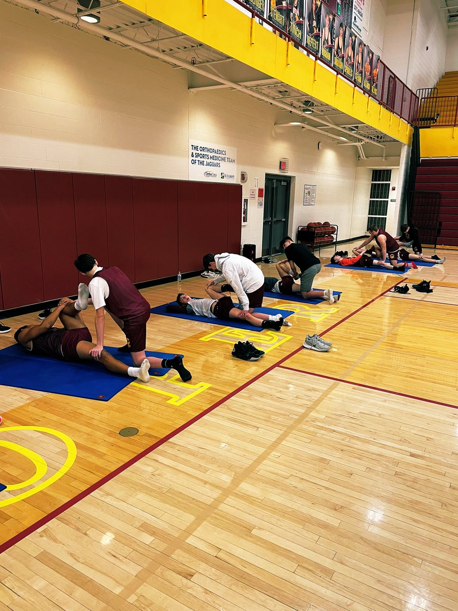 cooperjagsbb's tweet photo. Saturday morning workโผ๏ธTaking care of our bodies. #PartnerStretch #Family https://t.co/kAiE44nisG