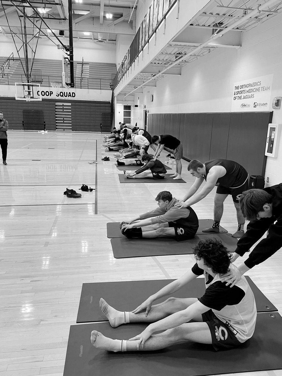 cooperjagsbb's tweet photo. Saturday morning workโผ๏ธTaking care of our bodies. #PartnerStretch #Family https://t.co/kAiE44nisG