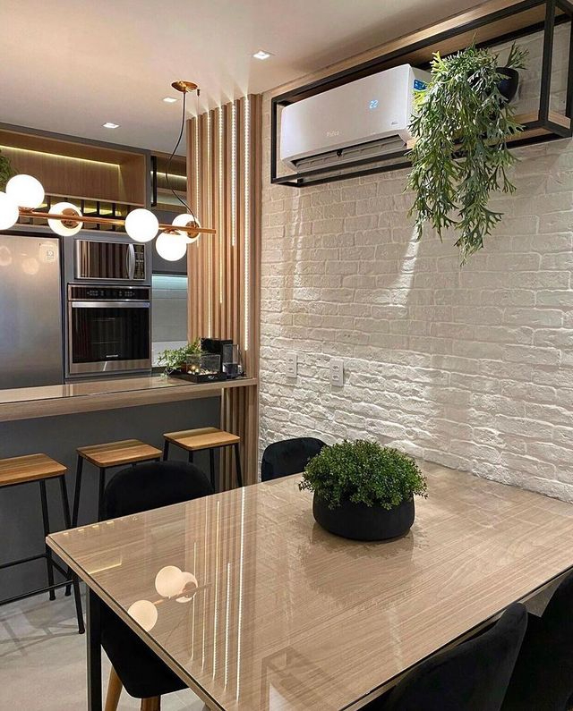 MaddisonMoveis's tweet photo. Detalhes dessa sala de jantar e cozinha integradas, com parede de tijolinhos, painel ripado com fita de Led e detalhes em serralheria preta. 🤩🖤

Projeto: Daiane Melo Arquiteta https://t.co/jFkjIXY5pW