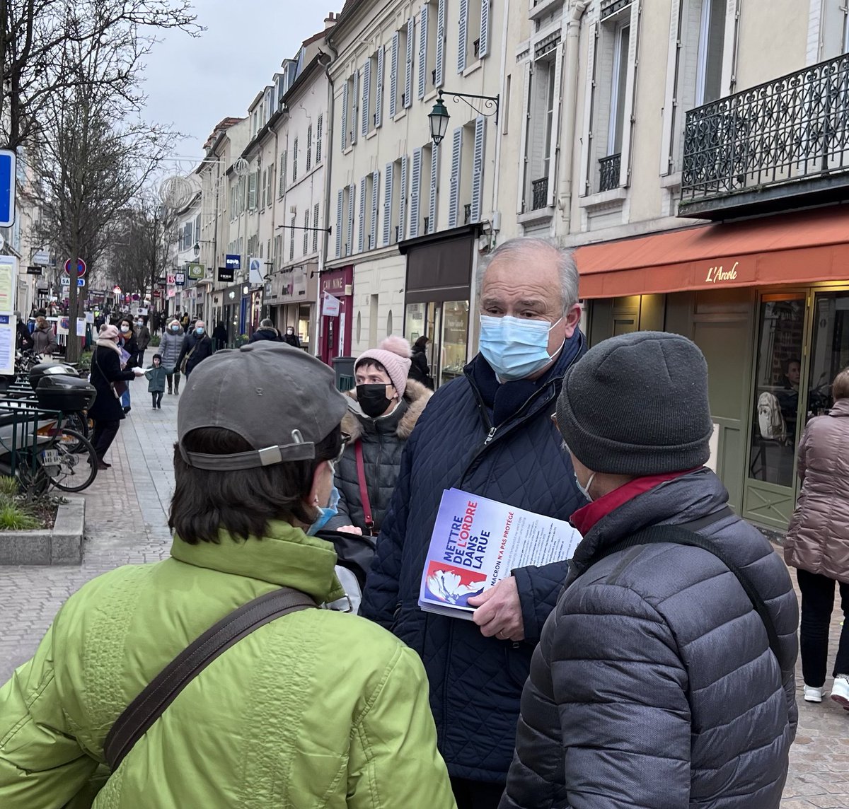 👏 Très bon accueil, ce matin avec les militants et élus @lesRepublicains de la #Circo9207. Nous étions autour de @dgabriel92 & Jeanne Bécart à Rueil et à Garches pour présenter à la population les propositions de notre candidate @vpecresse sur la sécurité. 

Rejoignez-nous 🚀