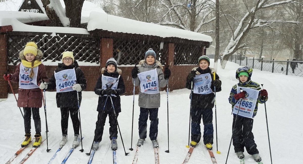 Сегодня для учащихся 4-х классов  гимназии №133 прошел "День здоровья" в рамках  социально-значимой акции "Вставай на лыжи".