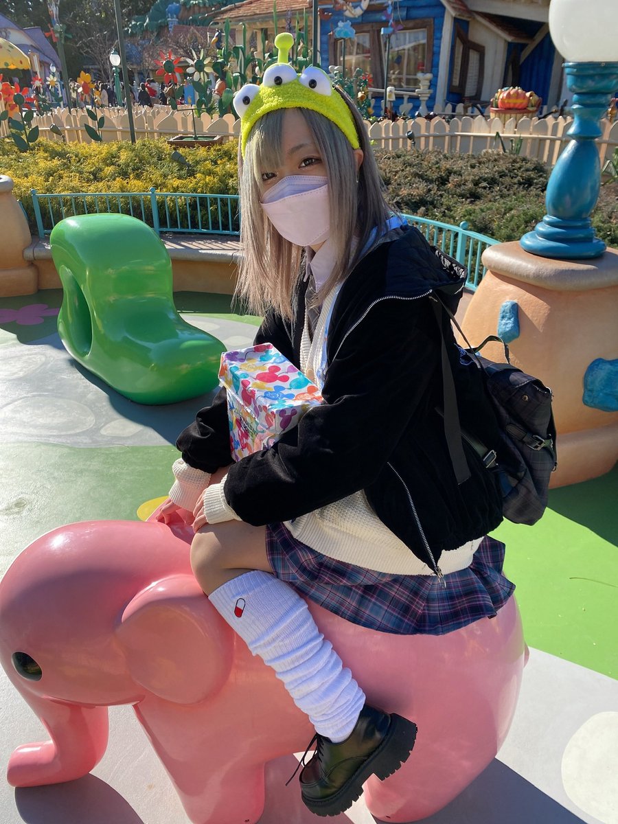 今日のソロ、先日YouTubeにアップしたディズニー動画にて着用していたルーズソックスはちんたくさんのブランドの物でした💊かわいい おきにいり