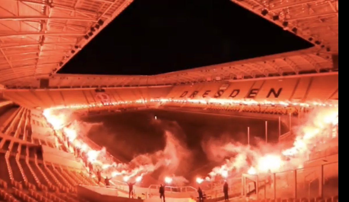 dirk_adam's tweet photo. Krasse Pyro-Choreo zum Abschied von Dixie Dörner. Absolut verdient. 🖤💛 #RIPDixie #Dresden #sgd1953 #Dixie #Dörner https://t.co/z0beK3QhyY https://t.co/BrQHQq1PBF