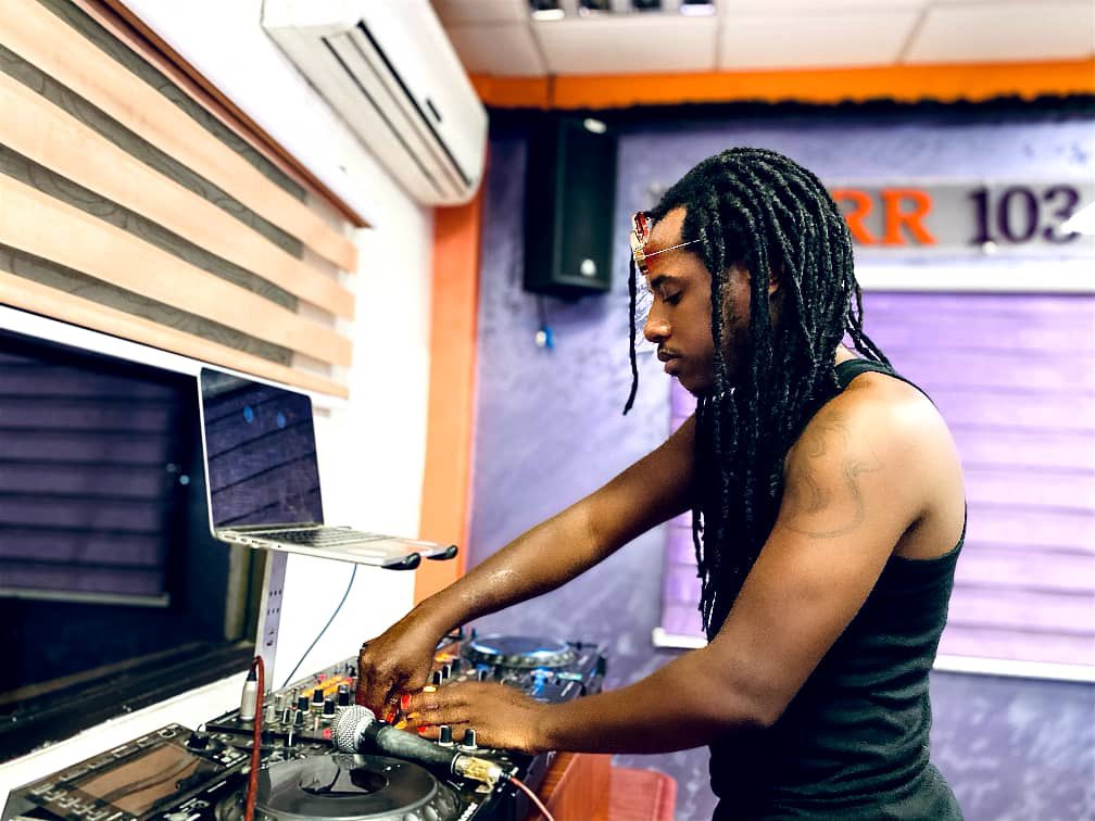 TheTurnUpGh's tweet photo. Today is the godfather @mugeezxmugeez birthday 🔥🔥🔥

I’m doing a full hour (or more) of Mugeez (@r2bees ) music tonight on #StarrNightClub @Starr1035Fm from 8pm 📻🇬🇭

Drop your fav MUGEEZ song or feature to add to my playlist for tonight. Get ACTIVE  🚨 https://t.co/WNREGTo63t