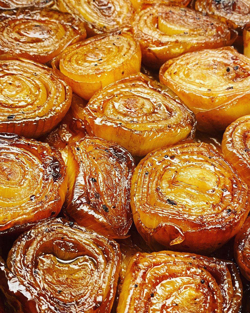 Mordumagazine's tweet photo. Une petite merveille d’umami ! Vous avez des oignons ? de la biere brune ? Vous êtes prêts pour cette Tatin d’oignons caramélisés à la bière ! Recette proposée avec 3 types d’accords bieres rien que ça ! https://t.co/ucNLBIbMVC… #recette #biere #cuisine #umami #bieresetmets https://t.co/IVbrhvs1qR