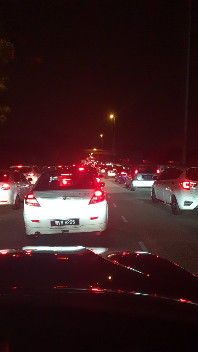 palmtrader's tweet photo. #prolintas #dash massive jam at 11pm on Saturday on jln sg buluh  -shah alam before airport junction from kota damansara exit..pls use your brain..closing all lanes to just 1 lane. Why can't u wait till past midnight before u start yr job $#@%&amp;^¥ https://t.co/PGuJ54In1Q