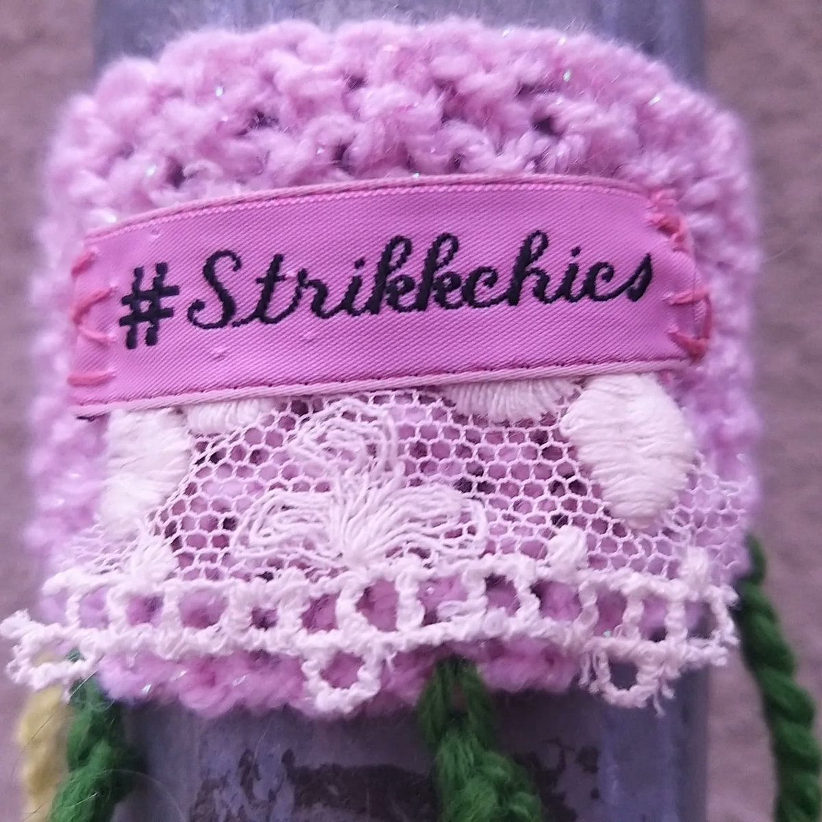 StrikkChics's tweet photo. Close up. #strikkchics #kungsholmen #crochet #gerillaslöjd https://t.co/bWkTR7CCTQ