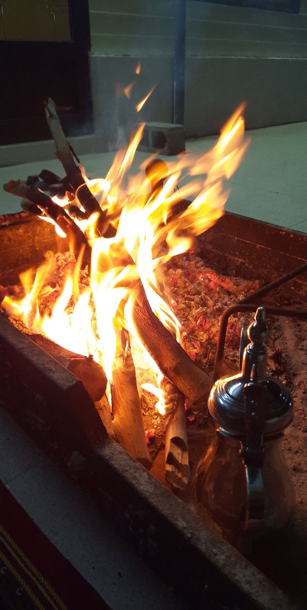 #اجمل_بيت_شعر_تحفظه
حي الشتا ومزينه شبت الضو 
ومع الدلال الصفر جلست نشاما 
والليل ضلما والسما لابسه نو 
والبرق يبرق في صدوق الغماما،،