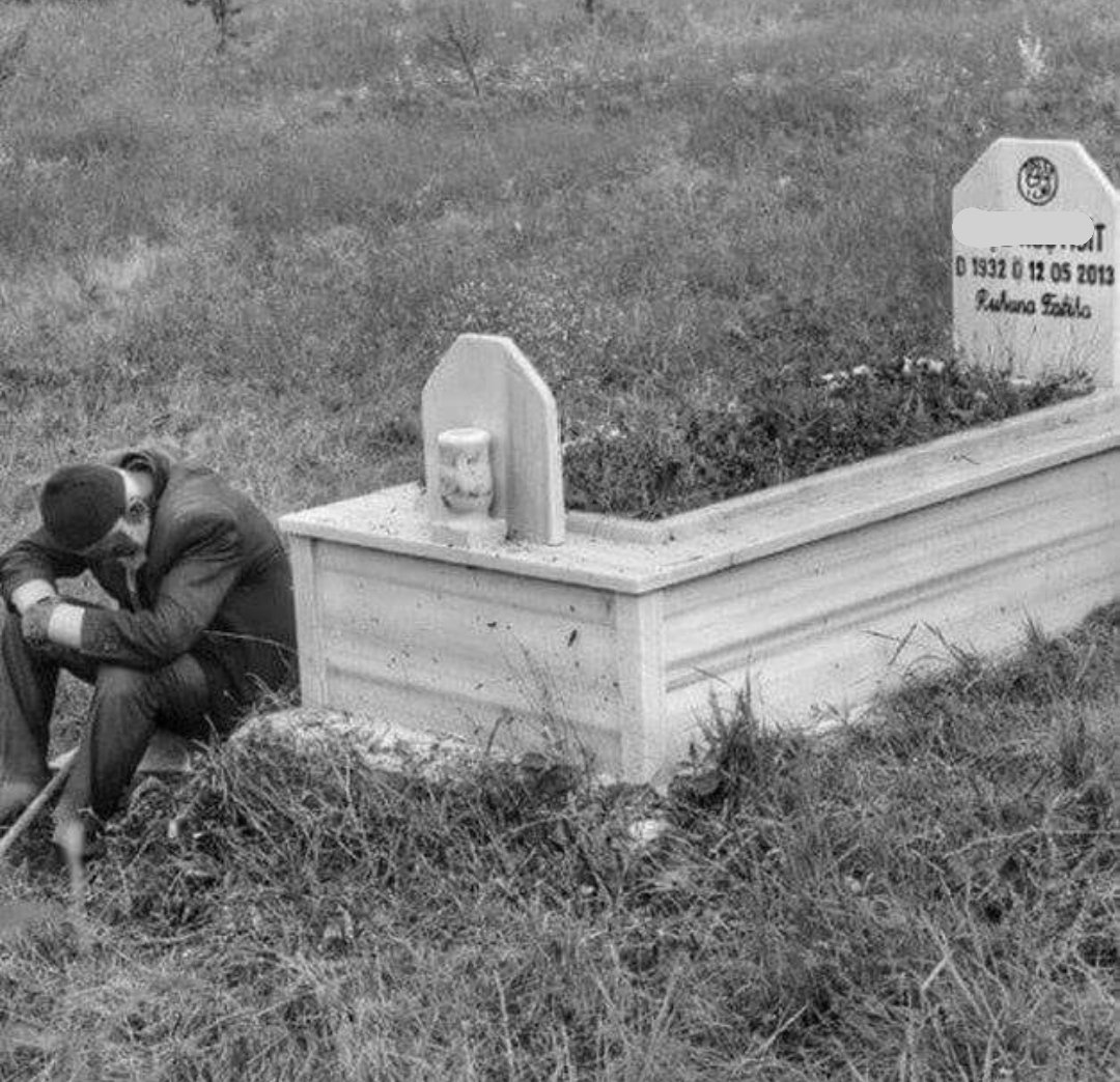 ben_kavvam's tweet photo. Üşümesin diye üstünü örttüğünüz birinin cenazesine katılmadan dünyayı anlayamazsınız. https://t.co/v2sSEYs1zf