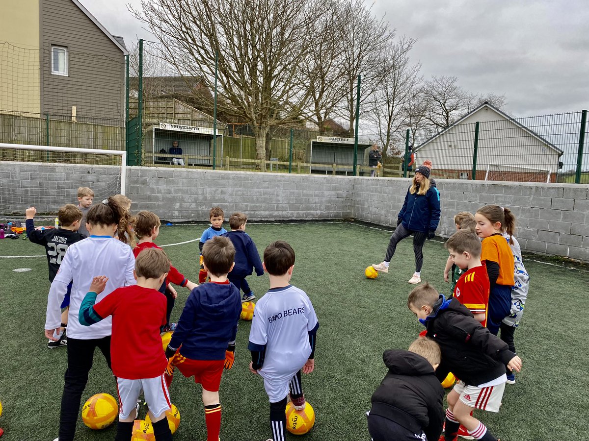BmoCoaching's tweet photo. SATURDAY BEARS π»β½οΈ
What a fantastic morning with our Saturday Bears at @BowStreetFC ! We played Cat & Mice, Skill School, The Mandalorian and finished with some matches! π£
Theon picked up his prizes from the raffle today and our Player of the session was Will! π
#bmobears https://t.co/aEAN8cg2gf