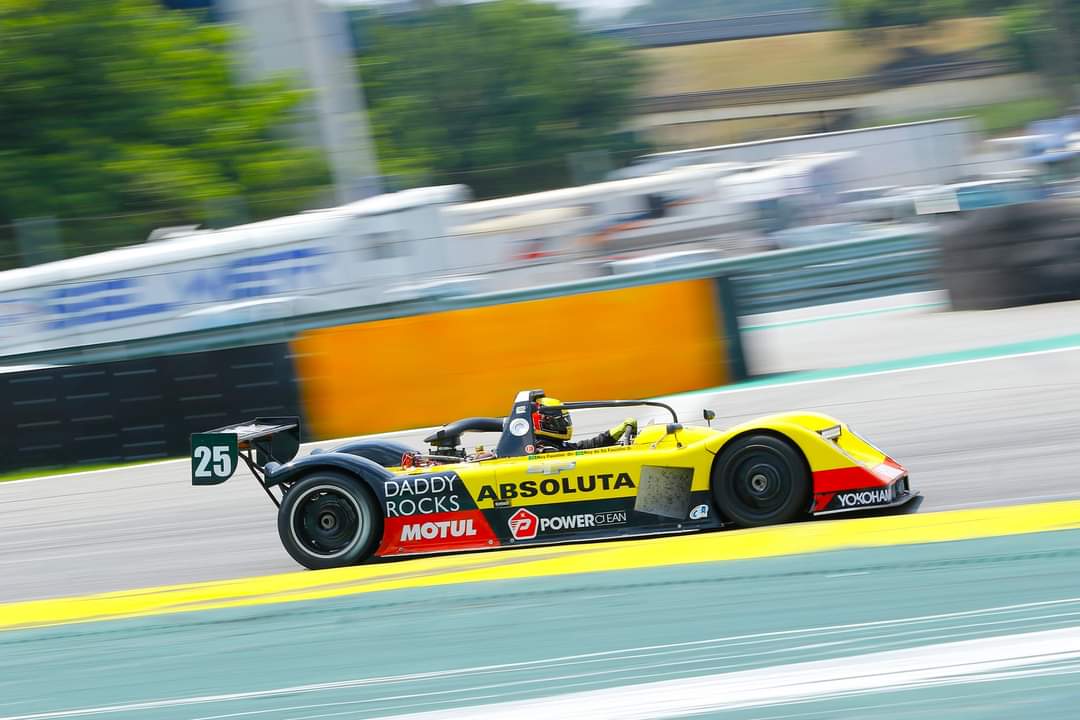 pr_velocidade's tweet photo. 🇧🇷Após uma falha no motor, a equipe Absoluta Racing teve de utilizar o motor reserva que tem cerca de 100 HP à menos, mas ainda com a 4° posição.

🇺🇸After an engine failure, Absoluta Racing changed to the spare engine, with 100 HP less, managing 4th on the grid.

#milmilhas https://t.co/YVC5fyuP7H