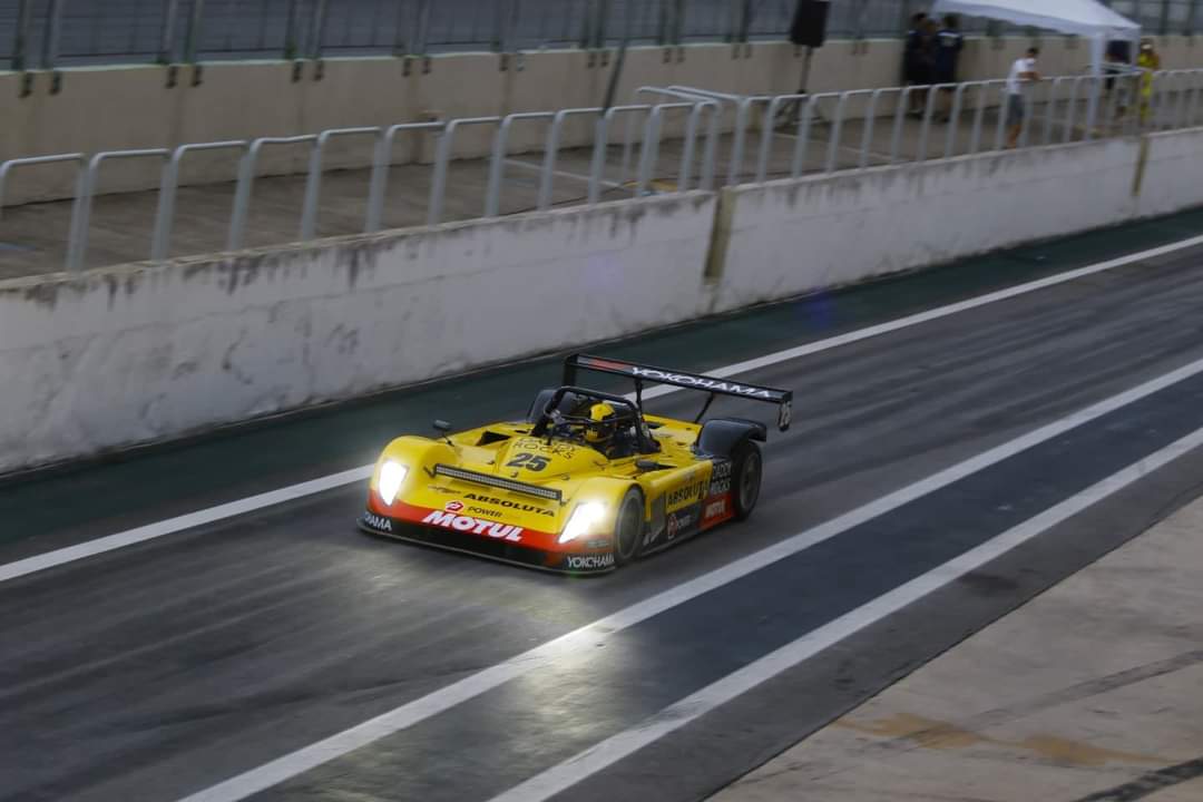 pr_velocidade's tweet photo. 🇧🇷Após uma falha no motor, a equipe Absoluta Racing teve de utilizar o motor reserva que tem cerca de 100 HP à menos, mas ainda com a 4° posição.

🇺🇸After an engine failure, Absoluta Racing changed to the spare engine, with 100 HP less, managing 4th on the grid.

#milmilhas https://t.co/YVC5fyuP7H