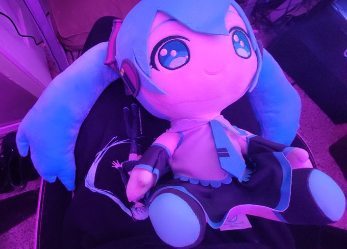 look at my dumb miku https://t.co/0AVPDJe9tG