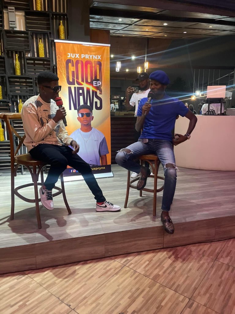 Vbuqsworld's tweet photo. Headline emcee @JuxPrynx mounts the stage at his “Good News Ep” Listening Party 🎉
#Vbuqs #GoodNewsEp https://t.co/yVvRrFv0GX