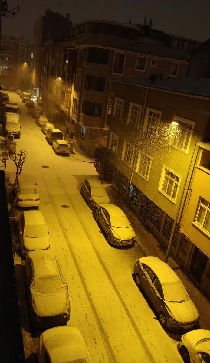 10 dkda araba üstleri ve yolların kar tutmasının mutlulukla bir ilgisi olmalı