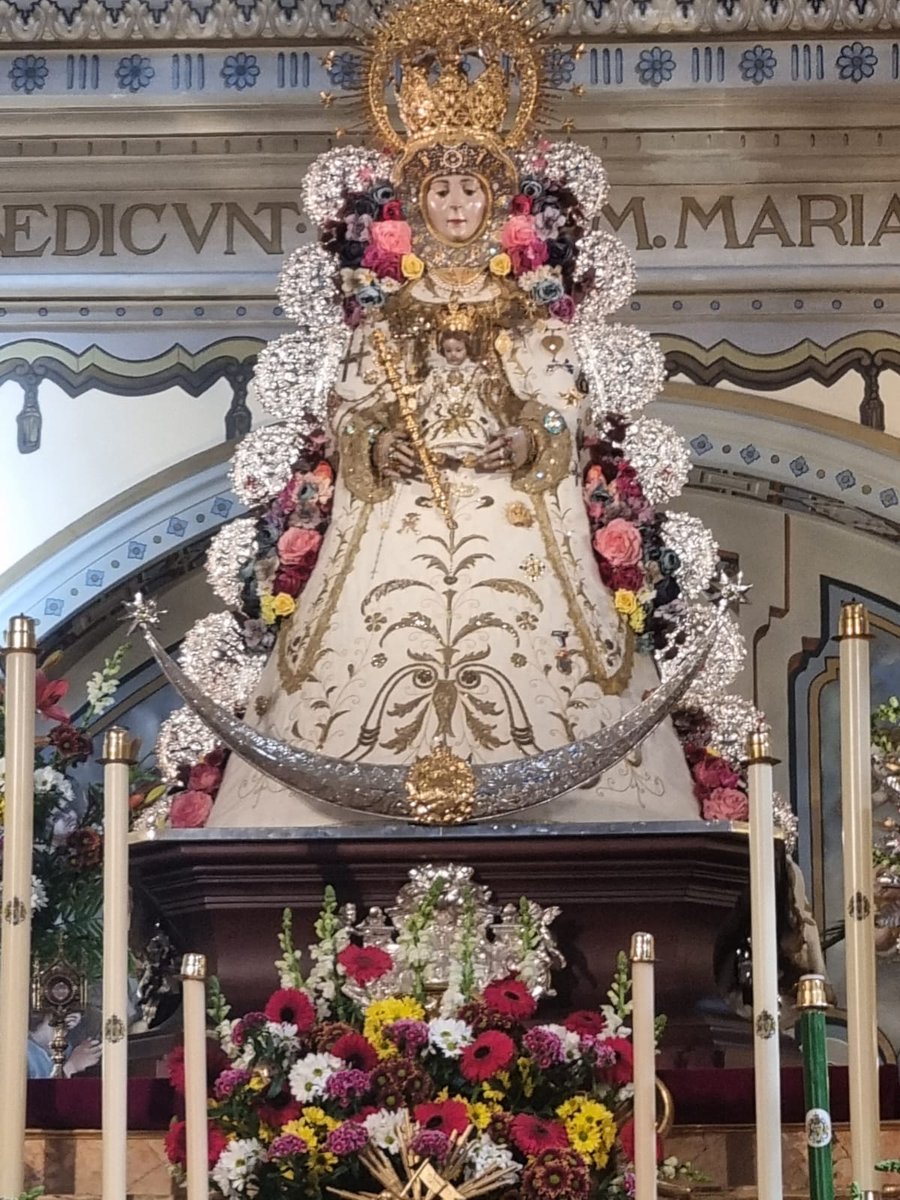 vezapurpura's tweet photo. Buenas  noches  familia  desde Almonte oremos junto a la Virgen  del Rocío, nuestra Blanca Paloma para que os de Salud  a todos ,a todas vuestras familias ,y por todos los enfermos que los proteja con su manto .
  AVE MARIA..🙏🙏 https://t.co/lKGybw5HOF