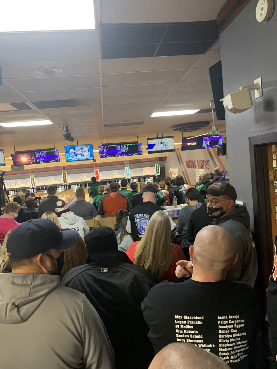 It’s a packed house at the boys bowing sectionals! Let’s go gentlemen! 🎳🧡🖤🐾