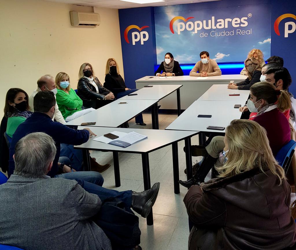 PPCiudadReal1's tweet photo. 📸  Los vicesecretarios del PP de Castilla-La Mancha de Participación Política y Política Social, Beatriz Jiménez y José Antonio Martín Buro, respectivamente, han mantenido una reunión con concejales de la capital e interventores y apoderados del partido en Ciudad Real. https://t.co/bpcRyQVrUL