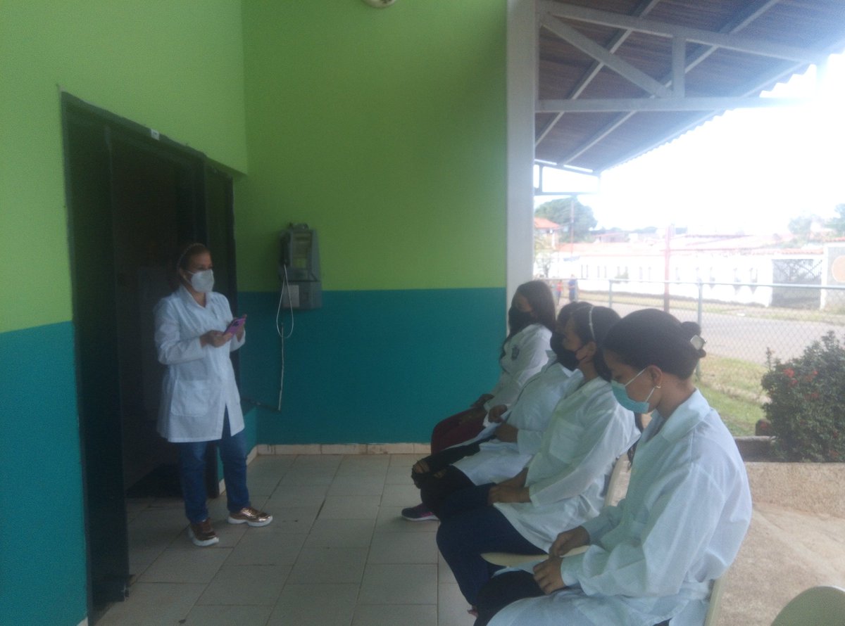 DayanaPealver2's tweet photo. La gente quiere a los médicos que quieren a la  gente; antes de ser un buen médico se una buena persona. 
UD 291. Dando él paso al frente con la docencia en venezuela.
@291Ud @LilyWad75051099 https://t.co/5LyIhm0ame