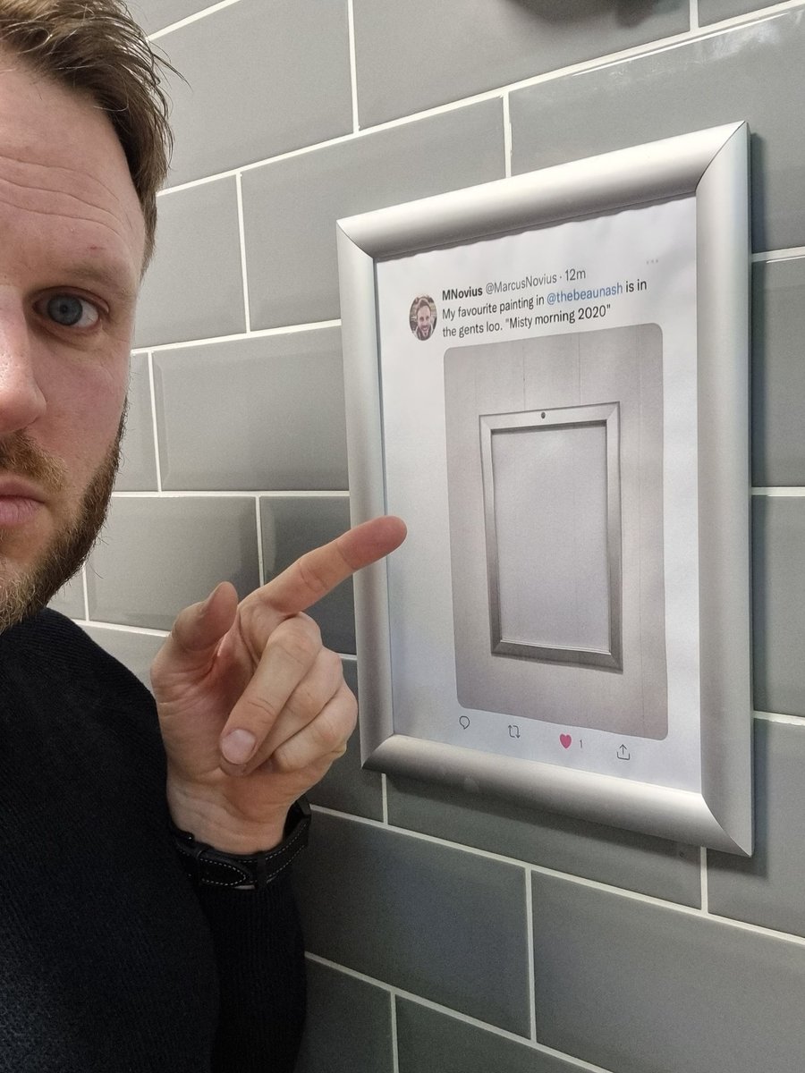 Man stands by painting <a href="/thebeaunash/">Beau Nash</a> 
#pub #beer #tunbridgewells