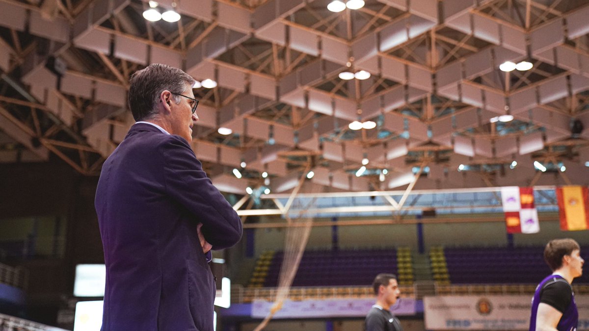 🎙️ RUEDA DE PRENSA
Roberto González: "Al público no hay que pedirle, hay que darle. Y cuando lo das todo como hoy, ellos lo agradecen. Es un triunfo para la afición".

👉 bit.ly/3nLtza7
#RVBaloncestoPalma

#RuedaDePrensaRV
<a href="/UEMC/">UEMC</a> #PucelaBasket