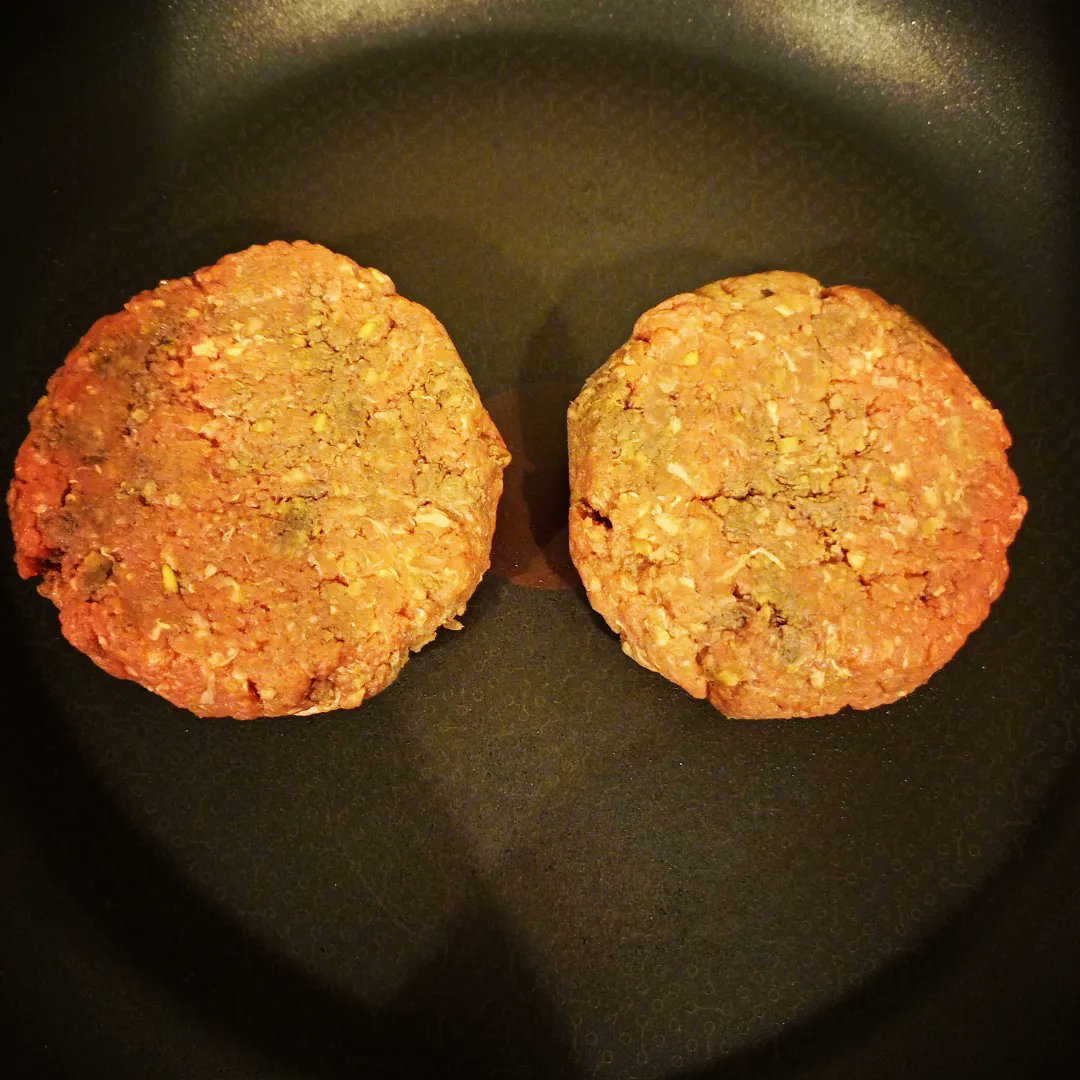 drcjhand's tweet photo. #homemadeburger half #beef half #haggis. Served simply; #brioche #bun, #emmenthal , #tomato, #pickle, #wholegrain #mustard. #alcoholfree @HoegaardenCA https://t.co/rwEq1rZi2J