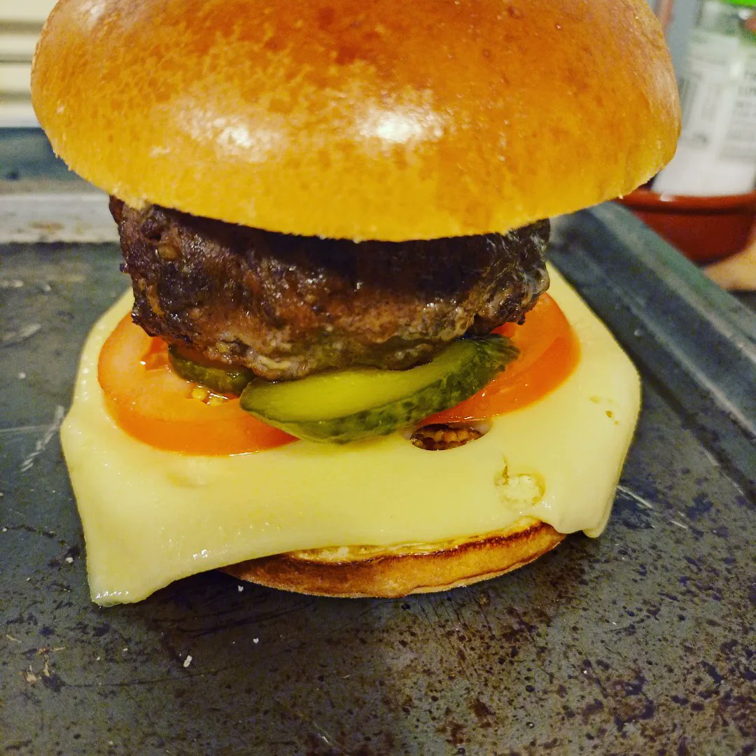 drcjhand's tweet photo. #homemadeburger half #beef half #haggis. Served simply; #brioche #bun, #emmenthal , #tomato, #pickle, #wholegrain #mustard. #alcoholfree @HoegaardenCA https://t.co/rwEq1rZi2J